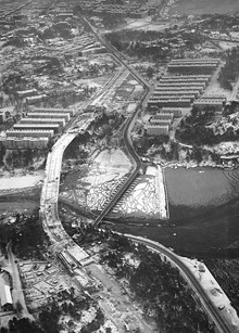 Flygbild över Tranebergsbron, under byggnad. Vid sidan om denna den äldre pontonbron. I bakgrunden parti av Kungsholmen, Kristineberg och Fredhäll