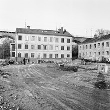 Tantogatan 43-45, efter fabrikshusets rivning. F.d. Tanto Sockerbruk som lades ner 1956. Årstabron i fonden. Nu Tantogatan 73, kv. Kulltorp