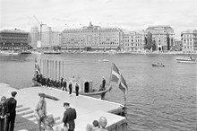 Reportage kring Kungabröllopet den 19 juni 1976. Slupen Vasaorden lägger till vid Logårdstrappan. I bakgrunden fritidsbåtar på Norrström samt Grand Hotel