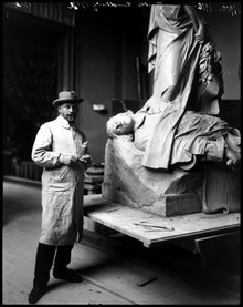 Porträtt av skulptör Theodor Lundberg