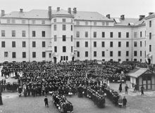 Skolelever på innergården till Kungsholms folkskola, 1901