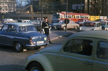 Polis som övervakar trafiken på Drottningholmsvägen vid Västerbron