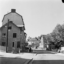 Hagalund. Korsning vid Järvagatan. I bakgrunden till vänster en skomakarbutik och till höger en kiosk