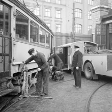 Spårvagnshjulen kontrolleras. Spårvagnshallarna vid Birger Jarlsgatan 57