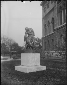 Statyn Fosterbröderna av Teodor Lundberg i parken, Nationalmuseum, Södra Blasieholmshamnen