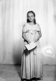 Porträtt av sångerskan Tatiana Angelini. (Tatiana Angelini har bl a givit röst åt Snövit i den svenska originalversionen av Walt Disneyfilmen Snövit och de sju dvärgarna 1938.)
