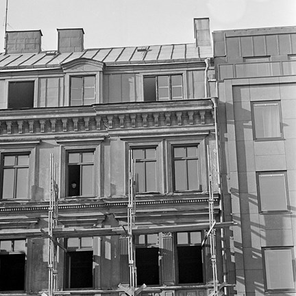 Byggnadsställning framför fasaden.