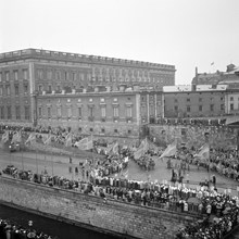Från Riksbankens tak mot Slottskajen och slottet. Gustav V:s 85-årsdag, 16 juni 1943