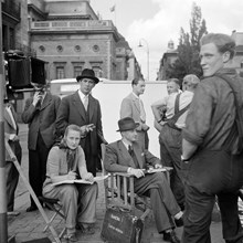 Filminspelning med bland annat skådespelare Georg Rydeberg och regissör Ragnar Arvedson. I bakgrunden Rödbodtorget.