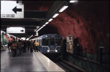 Tunnelbanetåg vid Solna centrum år 1975