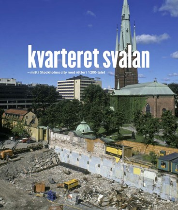 Historik om kvarteret Svalan och dess närområde på Norrmalm. Fynd från en arkeologisk utgrävning i kvarteret berättar om stockholmare och deras liv ända från 1200-talet. 