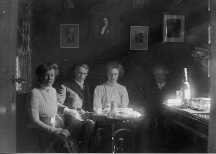 Svartvitt foto som visar August Strindberg och hans vuxna barn Greta, Hans och Karin