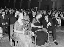 Prinsessan Sibylla, Eleanor Roosevelt och prins Bertil i Blå Hallen, Stadshuset