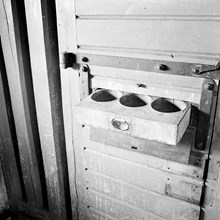 Östermalmsfängelset. F.d. cellfängelset. Dörren med matskålar i en låda