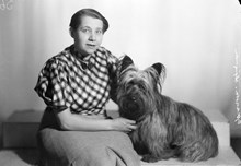 Porträtt av Göransson-Ljungman (kvinna) med sin hund