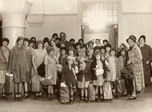 Flickorna samlade vid avflyttningen från Frimurarbarnhuset i Kristineberg, augusti 1930