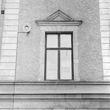 Klara Södra Kyrkogata 12. Våning 1 tr, nordligaste fönstret