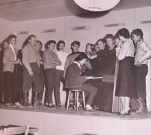 Sång i aulan på ungdomsgården i Vällingby 1960