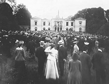 Folksamling vid Rosendals slott med anledning av Unionskrisen 1905