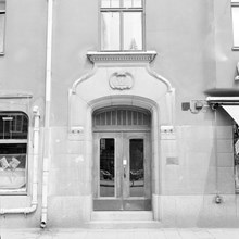 Portal och del av fasad på Rörstrandsgatan 10
