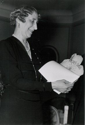 Prinsessan Ingeborg visar upp Mors blomma 1941