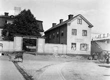 Brännkyrkagatan österut vid Ansgariegatan. Wirwachs malmgård, stadens egendom sedan 1883. Då kv. Bjälken, tidigare kv. Kaninen Större. Nu kv. Tapeten