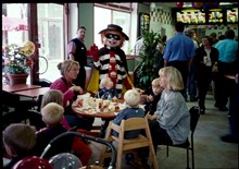 En clown bland barnen på Mc Donalds vid Alviks Torg.