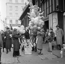 Hötorget, Hötorget 12, hörnet av Oxtorgsgatan och Sergelgatan. En ballongförsäljare utanför gamla Hötorgshallen