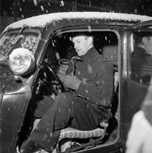 Konstapel Sven-Erik Jansson med den stulna bil och den kofot som upphittats vid/i lägenheten där biltjuvar gripits