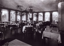 Restaurang Pelikan. Interiör av matsalen i rotundan med fönster ut mot Slussen.