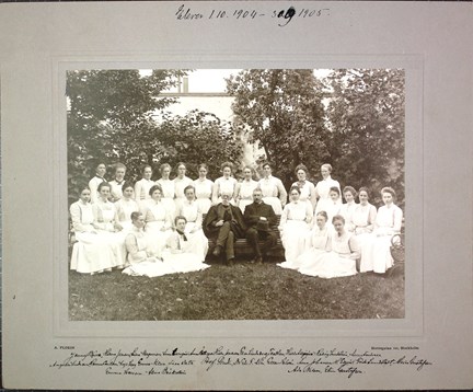 Fotografi på elever från barnmorskeutbildningen 1904-1905
