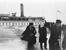 Skärgårdsbåten Waxholm I. Passagerare på isen