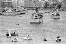 Reportage kring Kungabröllopet den 19 juni 1976. Militära fartyg, polisbåt och fritidsbåtar på Strömmen. I fonden folksamling längs Skeppsbron