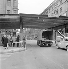 Korsningen Vasagatan-Klarabergsgatan. Klarabergsviadukten byggs. T.h. kv. Svanen (Västeråsbanans kontorshus) och t.v. kv. Pensionären. Lastbilen kör Vasagatan norr ut mot Norra Bantorget