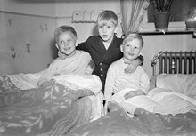 Bäckvägen 95. 7-årige Tommy Hansson (t.v.) och brodern, 4-åriga Lars-Börje (t.h.) får besök av 7-årige Bengt Stål. Tidigare under dagen hade Tommy hamnat i en isvak och fått hjälp av sina kompisar