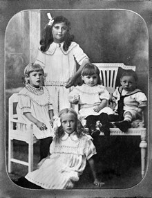 Grupporträtt av Ruth, Ragny, Rea, Ragnhild och Karl Gustav Gustafsson.