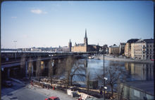 Vy mot Riddarholmen med tunnelbanetåg på Söderströmsbron under 1980-talet