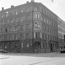 Hörnet Östermalmsgatan 56 t.v. och Sturegatan 50