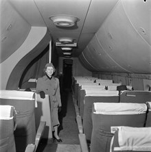 Bromma flygplats. Interiör av Pan Americans tvådäckade Boeing Strato Clipper, världens största trafikplan
