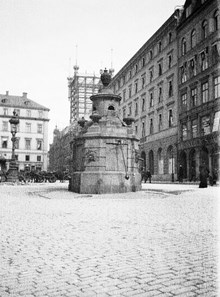Pumpen på Brunkebergstorg med Malmskillnadsgatan norrut i fonden. Telefontornet byggdes 1887, revs 1953. T.h. ligger Göteborgs Bank. På 1950-talet flyttades pumpen till Stortorget i Gamla Stan