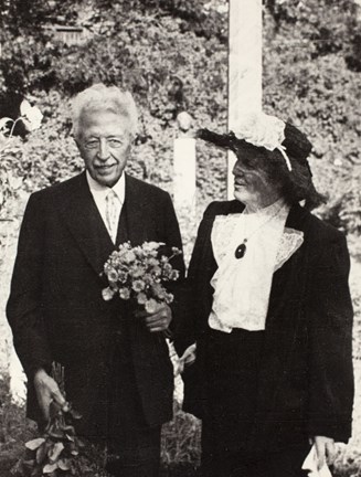 Fotografiet föreställer prins Eugen tillsammans med författaren Amelie Posse på hans födelsedag 1945.