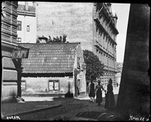 Hörnet av David Bagares gata och Smala Gränd. Det lilla stenhuset revs år 1900. Längst t.h. skymtar Birger Jarlsgatan