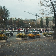 Skridskoåkning i Kungsträdgården. I bakgrunden skymtar byggandet av Sverigehuset