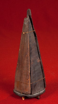 Triangulär och flatbottnad splitterprojektil av trä innehållandes flinta