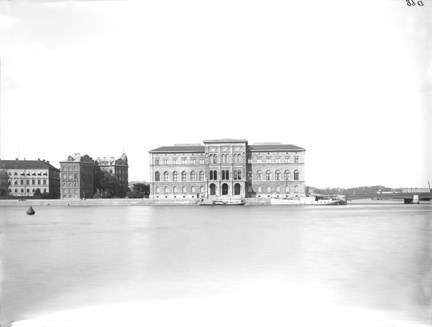 Nationalmuseum och andra byggnader på Blasieholmen sedda på avstånd med vatten i förgrunden.