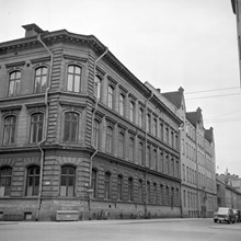 Hörnet Linnégatan  54 t.v. och Skeppargatan 42 med Hedvig Eleonora folkskola.