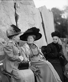 Sophie Elkan, Dr Selma Lagerlöf och Dr Louise Qvam från Norge sitter vid Renberget på Skansen. Kvinnorna deltog i internationella rösträttskongressen som hölls i Stockholm i juni 1911.