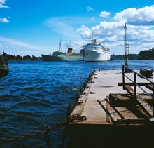 Passagerarfartygen Caronia och Kungsholm för ankar på Strömmen. Vy från Räntmästartrappan