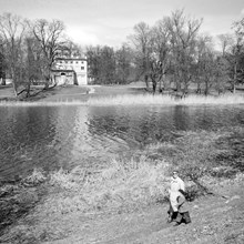 Brunnsviken, Hagaparken. En kvinna och ett barn promenerar längs vattnet