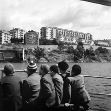 Pojkar på skolresa med båt. Fredhäll och Fredhällsbadet i bakgrunden